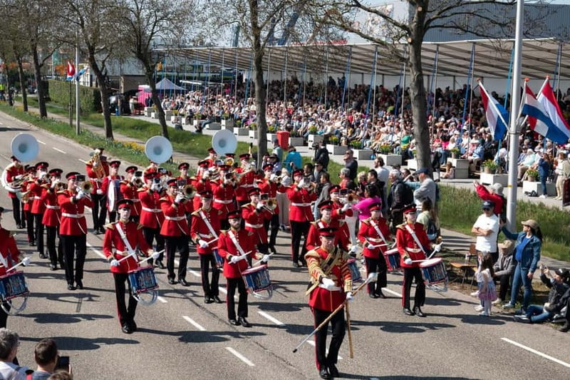 Amsterdam: Day Trip to Flower Parade & Keukenhof on April 18 - What to expect around the parade viewing