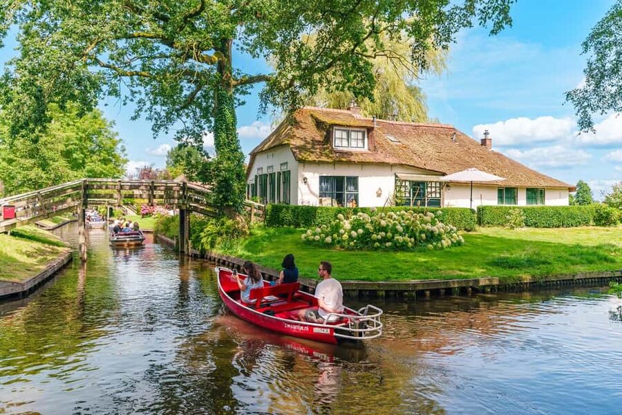 Amsterdam: Giethoorn Day Trip with Boat Tour - Why Giethoorn makes a worthwhile day trip