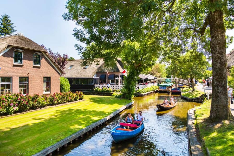 Amsterdam: Giethoorn Day Trip with Boat Tour - Afsluitdijk and the Dutch fight with water
