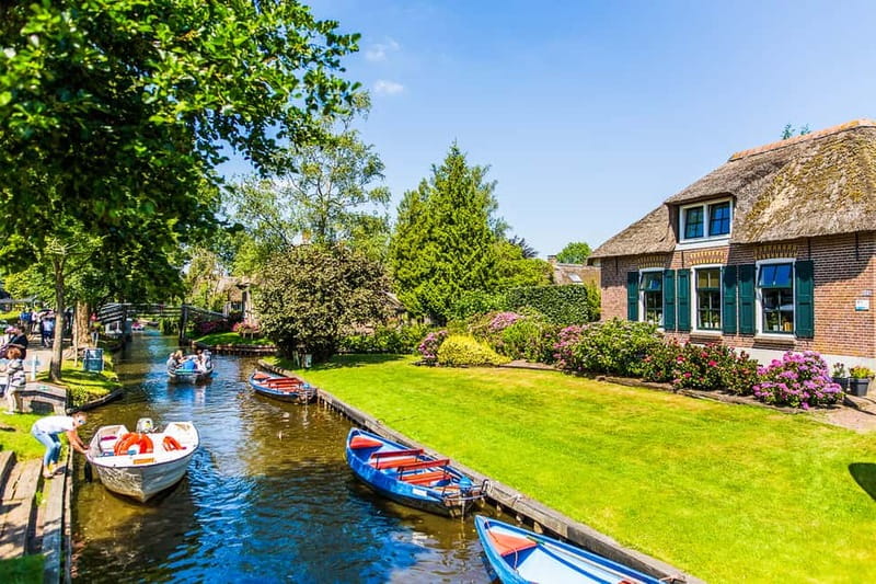 Amsterdam: Giethoorn Day Trip with Boat Tour - Free time for lunch and a slower look