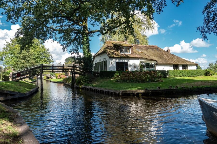 Amsterdam: Giethoorn Tour Scenic Cruise, Cheese & Free Time - Arriving in Giethoorn for the canal cruise