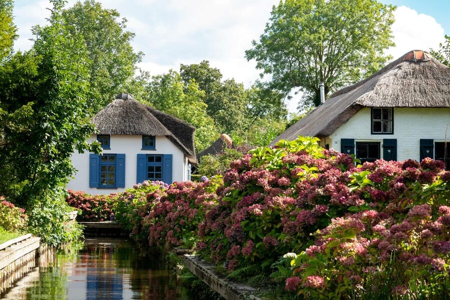 Amsterdam: Giethoorn Tour Scenic Cruise, Cheese & Free Time - Three hours to eat, walk, and explore alone
