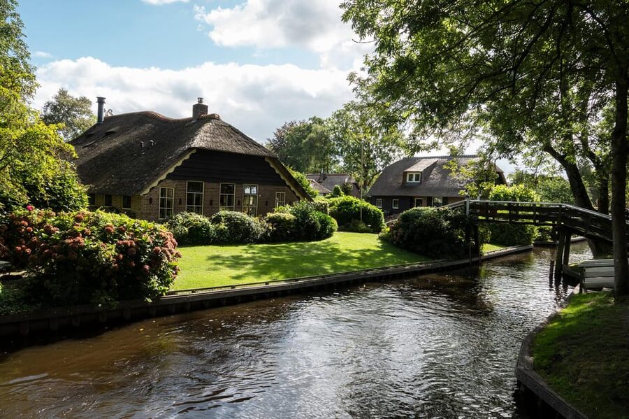 Amsterdam: Giethoorn Tour Scenic Cruise, Cheese & Free Time - Cheese tasting and the small savings that matter