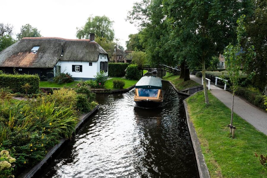 Amsterdam: Giethoorn Tour Scenic Cruise, Cheese & Free Time - Who will get the most from this day trip
