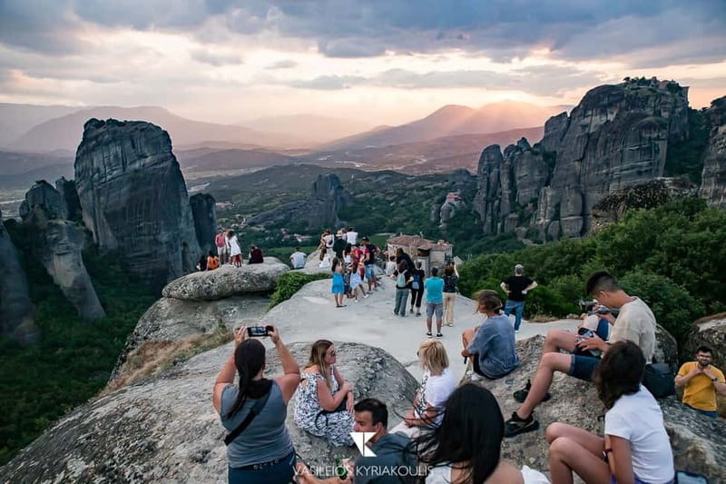 Athens: Meteora Day Trip in Spanish with Live Guide & Lunch - Key points to know before booking