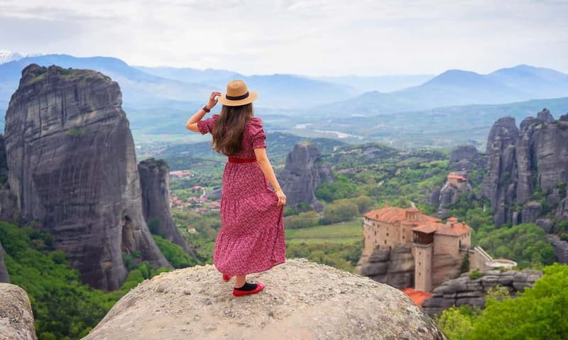 Athens: Meteora Day Trip in Spanish with Live Guide & Lunch - The four-hour coach ride to Kalabaka