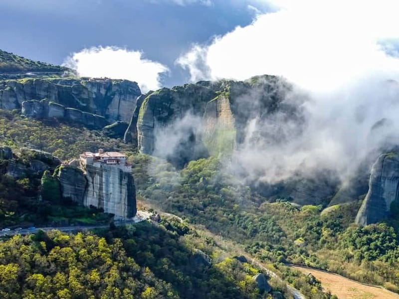 Athens: Meteora Day Trip in Spanish with Live Guide & Lunch - Greek lunch in Kalabaka