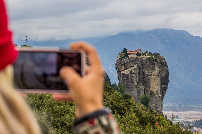 Athens: Meteora Monasteries, Caves & Coastal Stopovers with Lunch - Kastraki lunch and your first look at the rocks