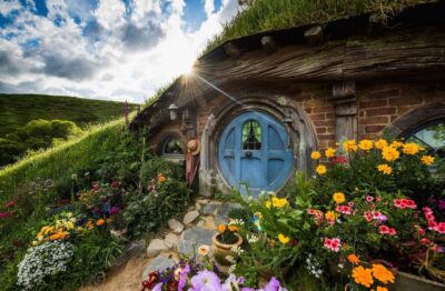 Auckland: Hobbiton Movie Set Day Trip with Festive Lunch
