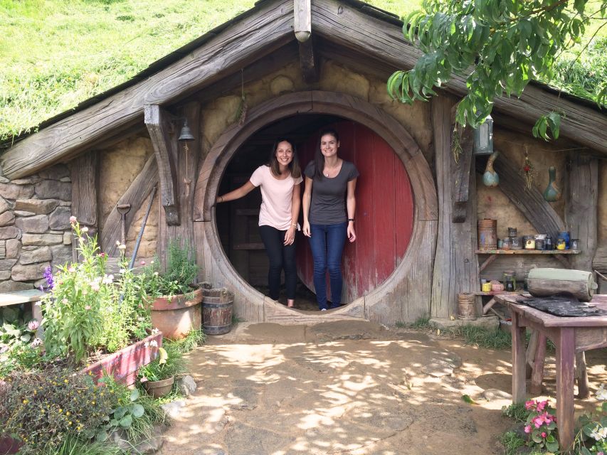 Auckland: Hobbiton Movie Set Day Trip with Festive Lunch - Stepping inside Bagshot Row
