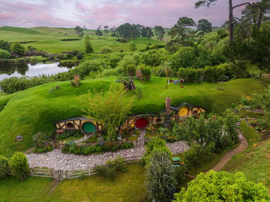 Auckland: Hobbiton Movie Set Day Trip with Festive Lunch - Lunch at the Party Marquee