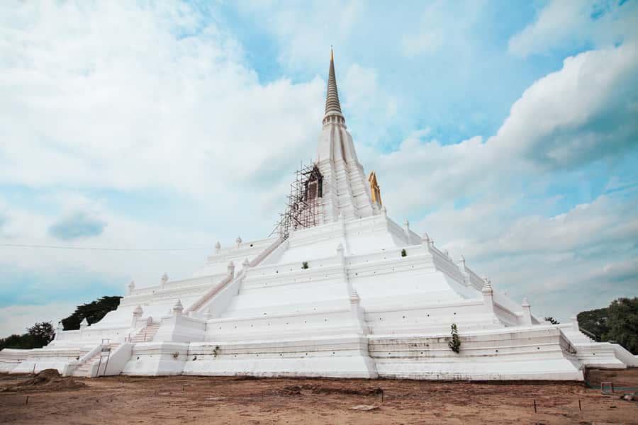 Bangkok: Ayutthaya & Lopburi Monkey Temple Private Day Trip - Meeting the macaques at Phra Prang Sam Yod