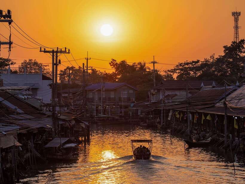 Bangkok: Maeklong Railway & Amphawa Floating Market Day Trip - Should you book this Maeklong and Amphawa tour?