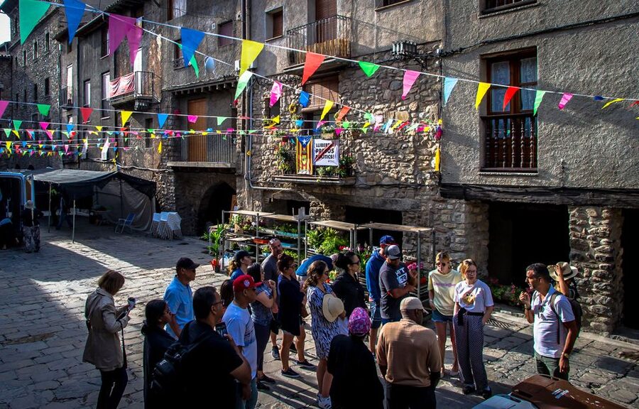 Barcelona: Guided Day Trip to Andorra, France, and Spain - Ax-les-Thermes and its warm fountains