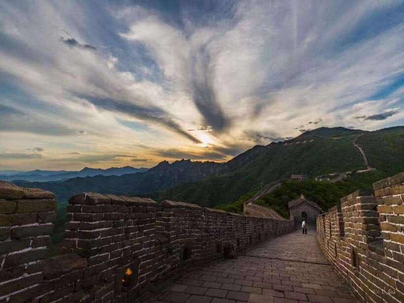 Beijing: Mutianyu Great Wall Day Trip by Bus with Tickets - How the guides help