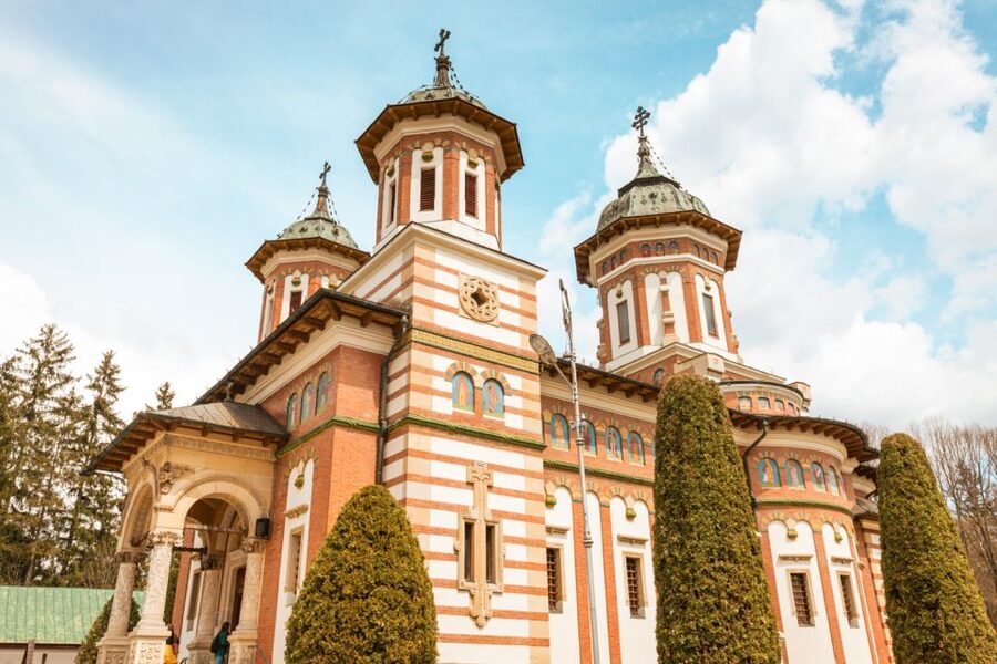 Bucharest: Dracula's Castle, Peleș Castle & Brașov Day Trip - What the price really gives you