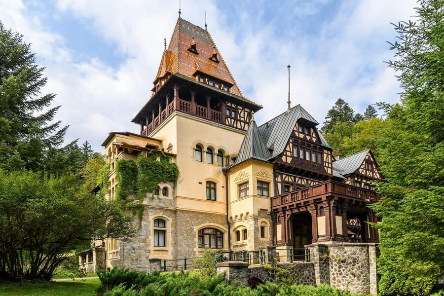Bucharest: Peles & Dracula's Castle and Brasov Full-Day Trip - Brașov’s old town on foot