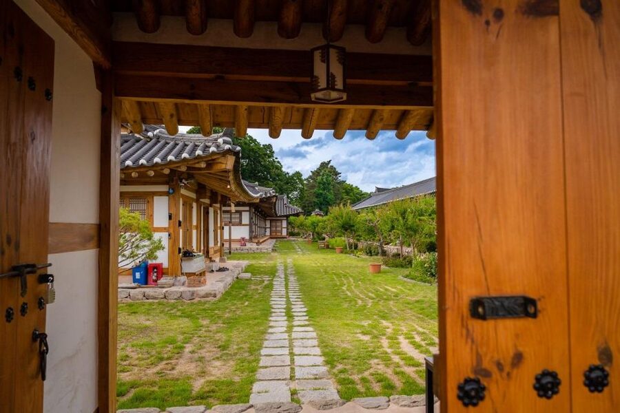 Busan: Gyeongju Guided Day Trip to Three Kingdoms Capital - Meeting in Busan and settling into the coach