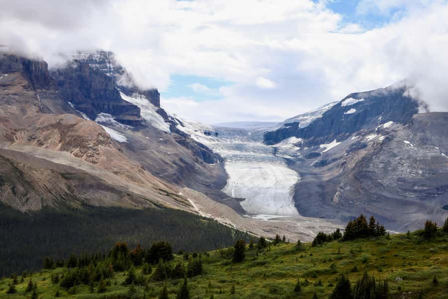 Calgary: Day Trip to Jasper with Lunch - Sunwapta Falls: a strong first taste of the mountains