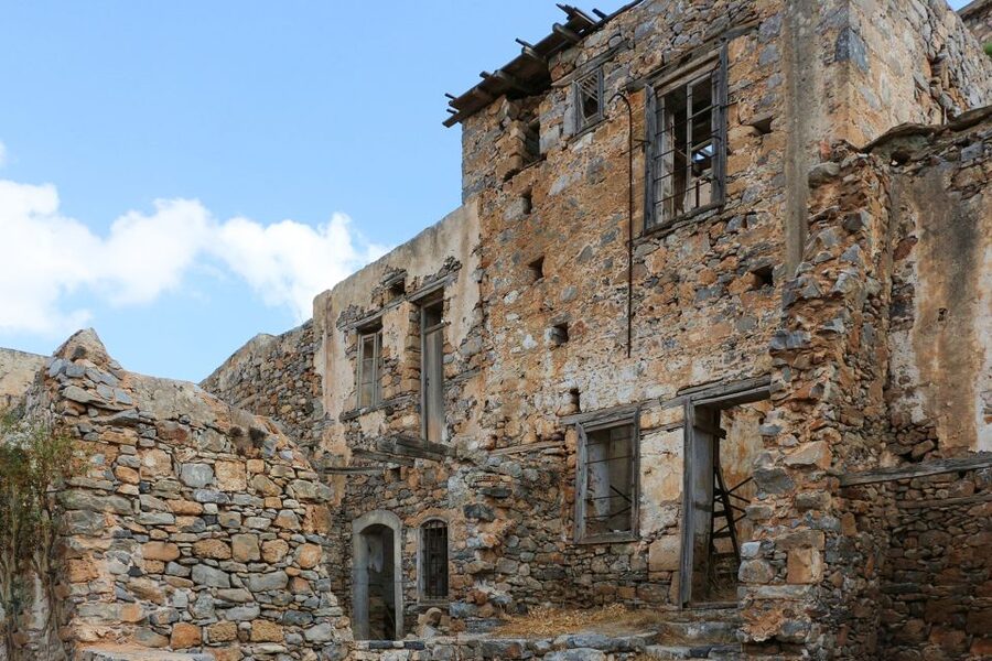Crete: Day Trip to Agios Nikolaos and Spinalonga Island - Guides, languages, and how the day is run