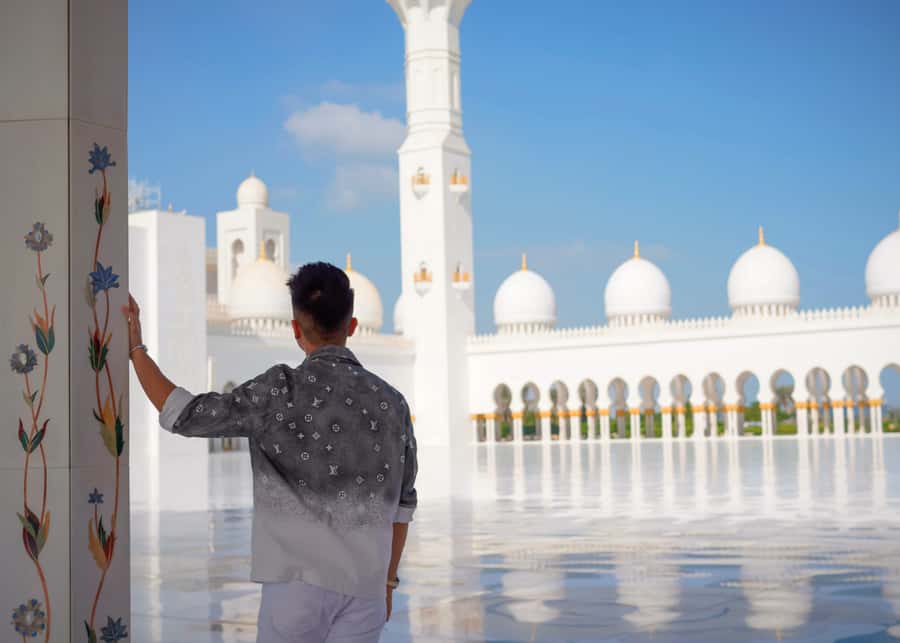 Dubai: Abu Dhabi Day-Trip Grand Mosque, Royal Palace & Lunch - Qasr Al Watan: grand rooms and independent exploring
