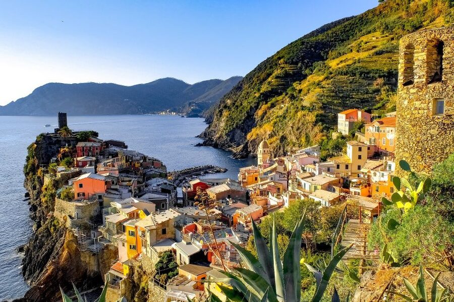 Florence: Cinque Terre Day Trip with Optional Street Food - How the timing and group size affect the day