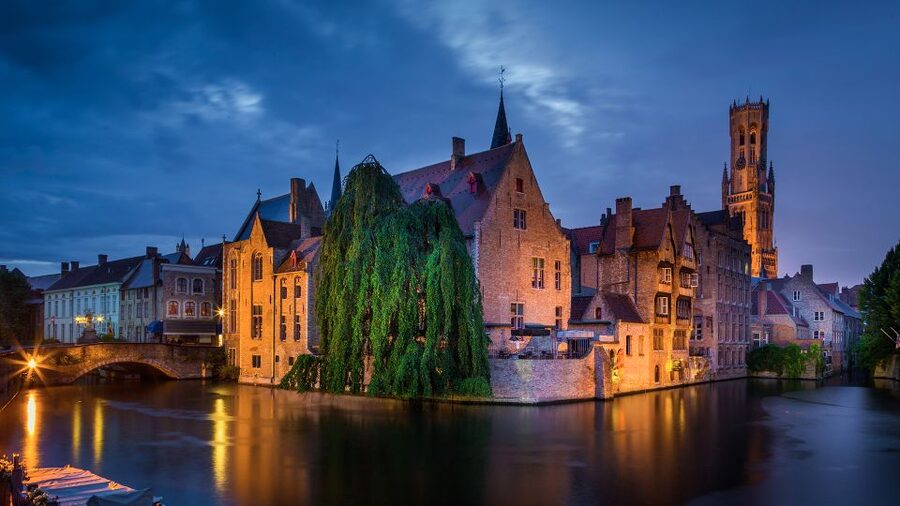 From Amsterdam: Bruges Day Trip in Spanish with Boat Option - The first walk: Lake of Love and Begijnhof