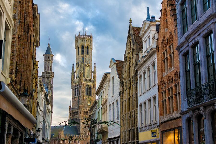 From Amsterdam: Bruges Day Trip in Spanish with Boat Option - Bruges landmarks on the two-hour walking tour
