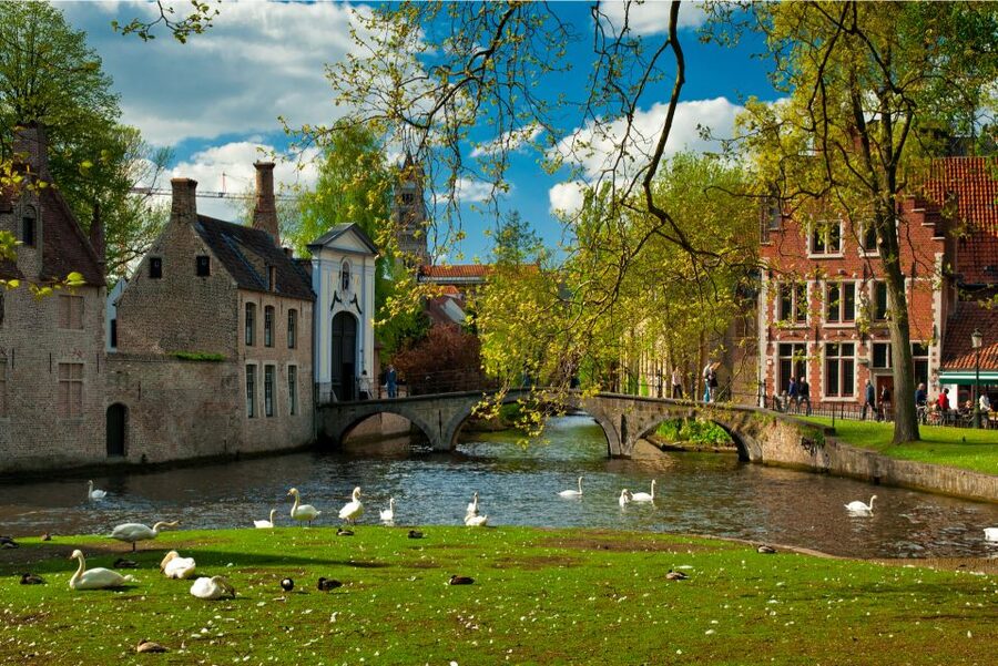 From Amsterdam: Bruges Day Trip in Spanish with Boat Option - What the Spanish guide adds
