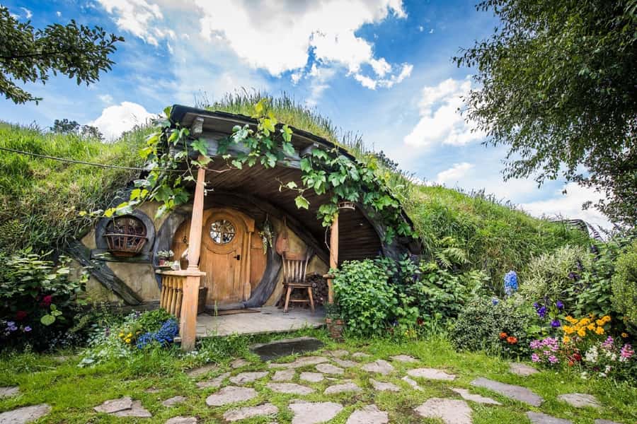 From Auckland: Hobbiton & Waitomo Caves Day Trip with Lunch - Entering Hobbiton and The Shire