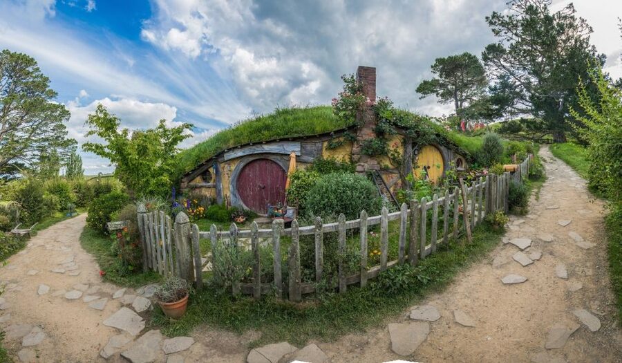 From Auckland: Hobbiton & Waitomo Caves Day Trip with Lunch - Waitomo’s glowworm caves