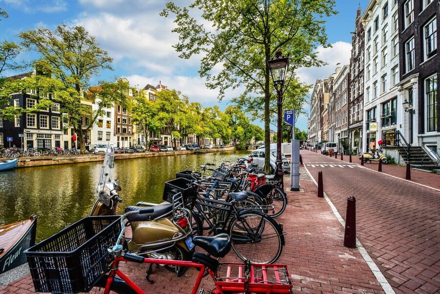 From Brussels: Cheese, Clogs & Windmills Amsterdam Day Trip - Rembrandt Hoeve and the Dutch craft tradition