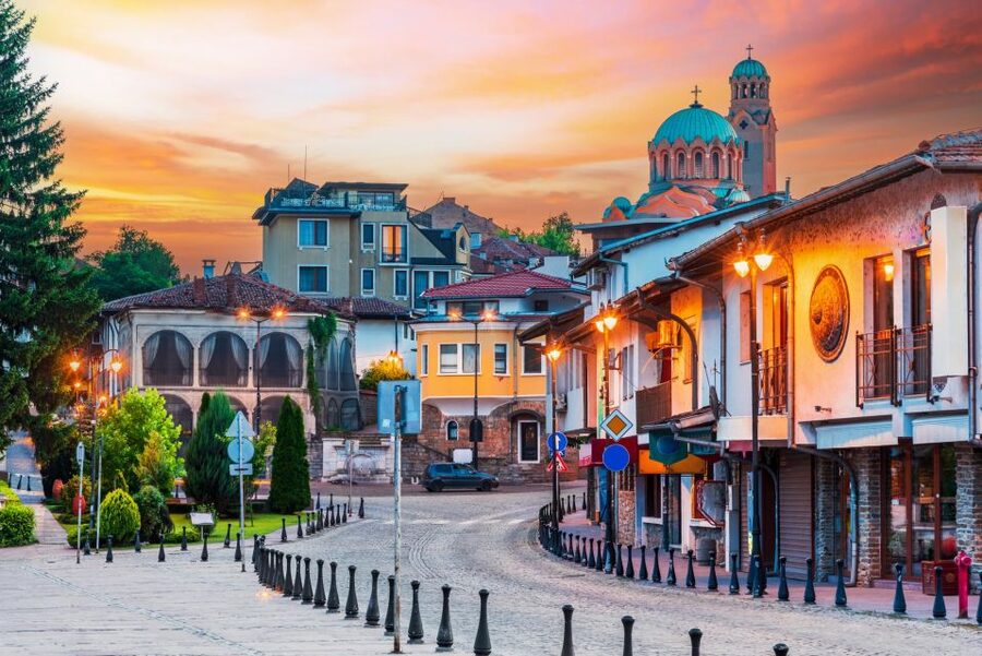 From Bucharest: Full-Day Trip to Bulgaria - One hour in Veliko Tarnovo