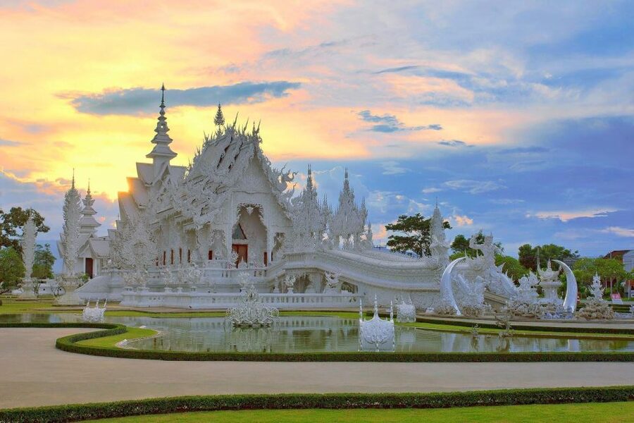 From Chiang Mai: Chiang Rai's Temples Exploration Day Trip - Lunch and a welcome break