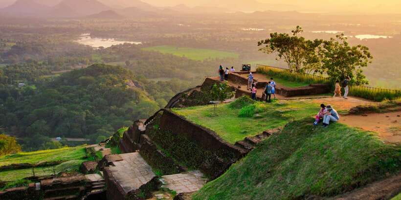 From Colombo: Sigiriya and Dambulla Day Trip with Safari - Choosing the village experience in Hiriwadunna