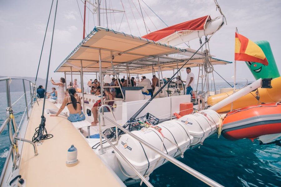 From Lanzarote: Sailing Day Trip Around La Graciosa - Sailing along La Graciosa’s south coast