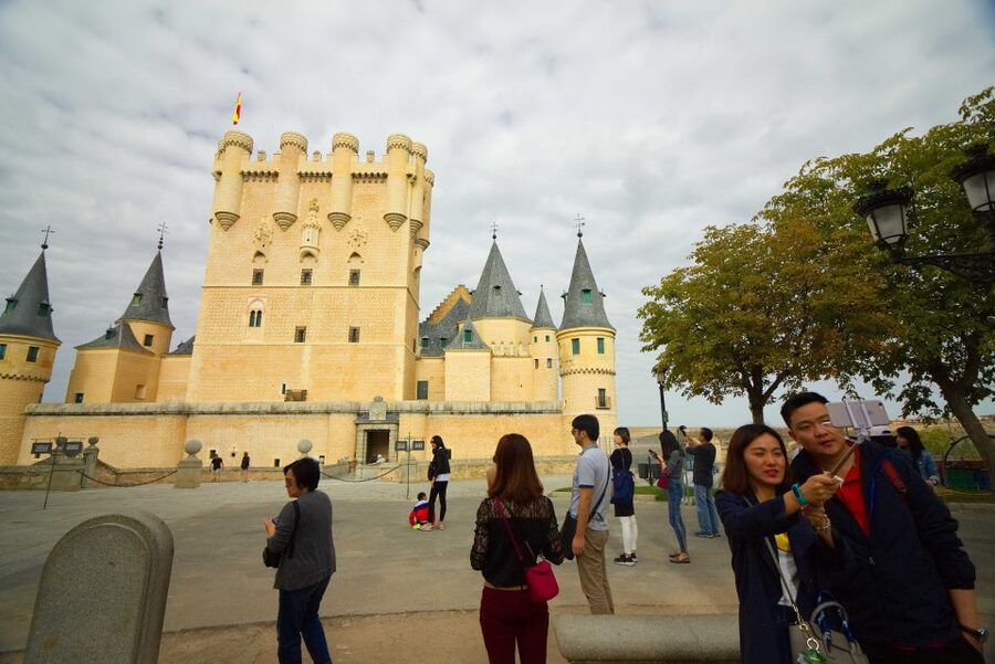 From Madrid: Segovia & Avila Day Trip with Optional Tickets - What the guides add to the day