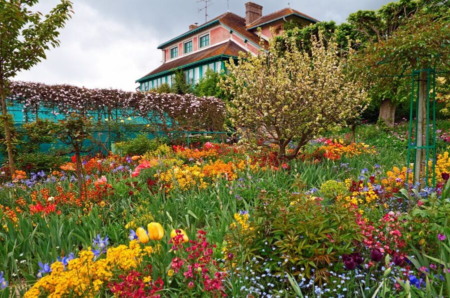 From Paris: Giverny and Versailles Palace Guided Day Trip - Versailles gardens and the long afternoon