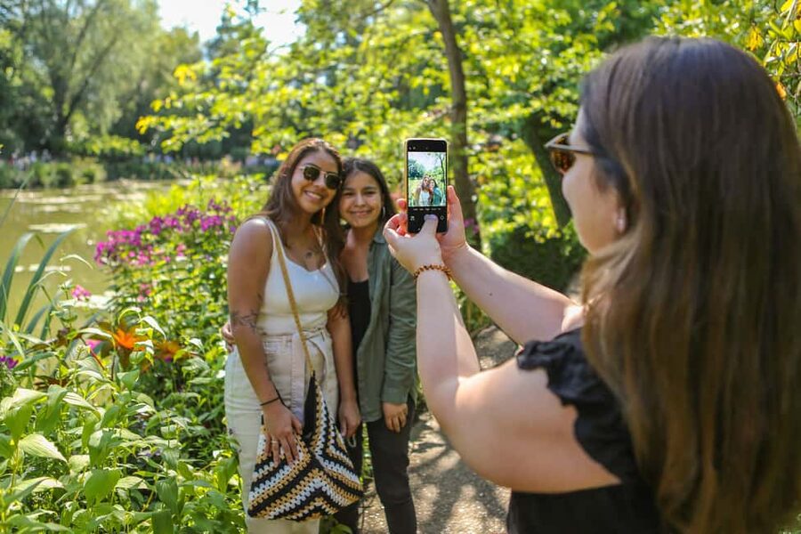 From Paris: Giverny Day Trip with Audio Guide or Live Guide - Who should book this outing?