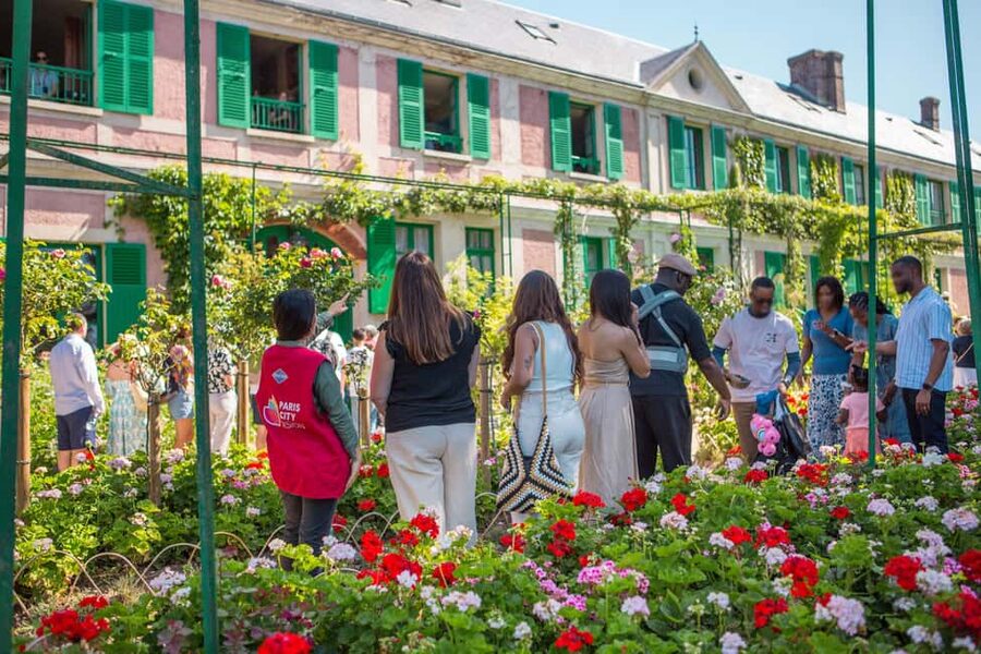 From Paris: Giverny Day Trip with Audio Guide or Live Guide - Why Giverny feels different from a standard museum visit