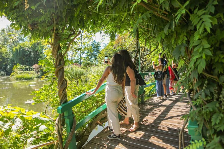 From Paris: Giverny Day Trip with Audio Guide or Live Guide - The flower garden, where color does the talking