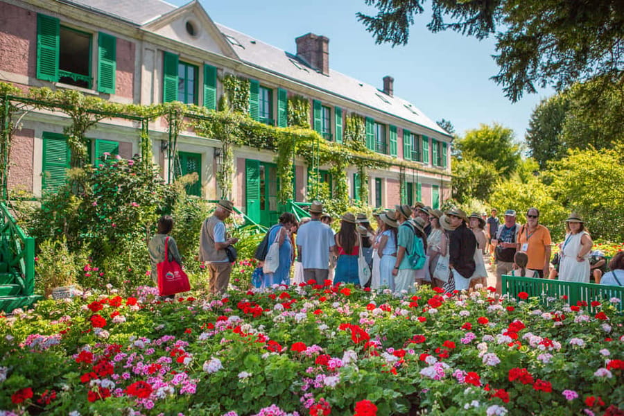 From Paris: Giverny Day Trip with Audio Guide or Live Guide - Guided, audio-guided, or independent?