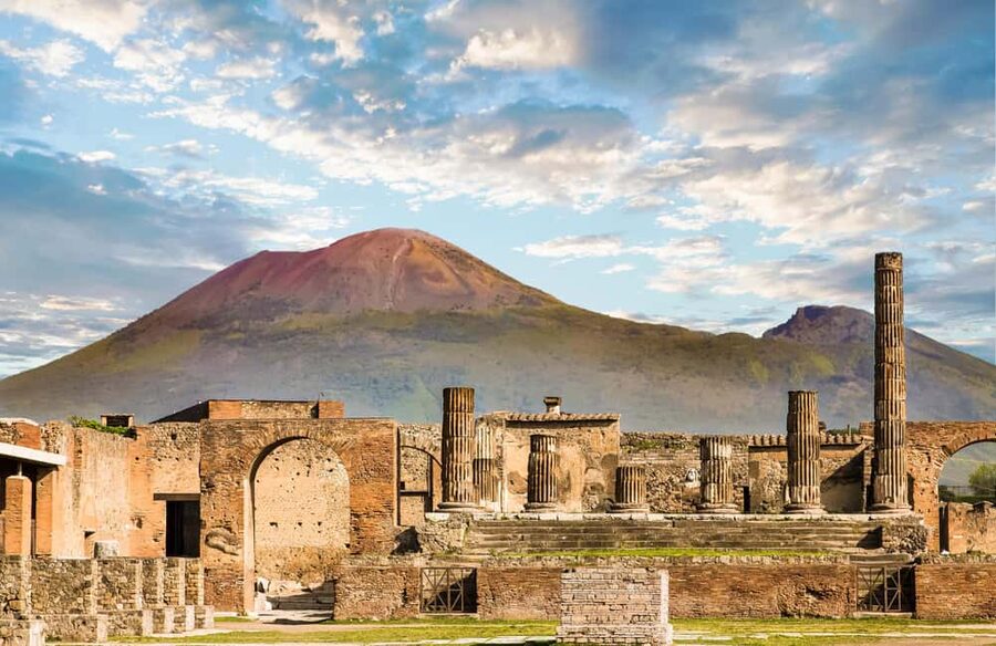 From Rome: Pompeii, Amalfi Coast and Positano Day Trip - The long ride south, with a Cassino pause