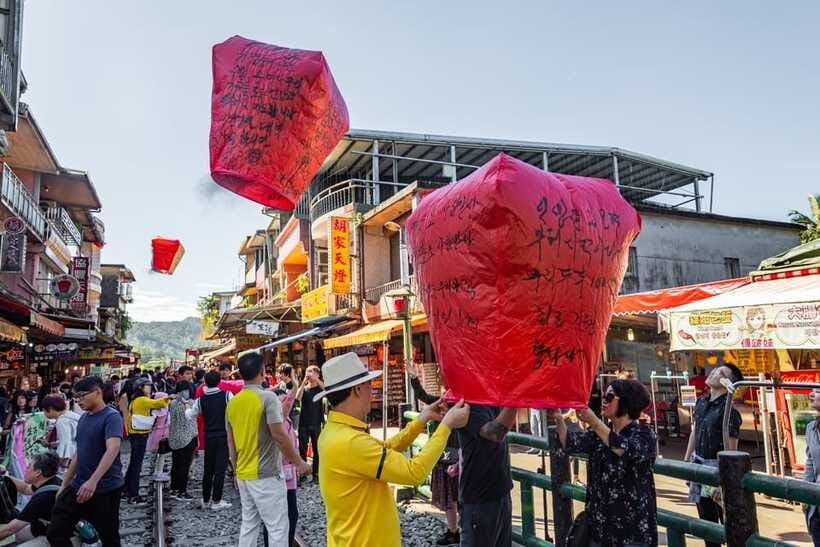 From Taipei: Shifen, Jiufen, and Yehliu Guided Day Trip - What the nine-hour schedule feels like