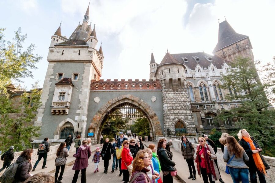 From Vienna: Guided Day Trip to Budapest - Three and a half hours in Pest