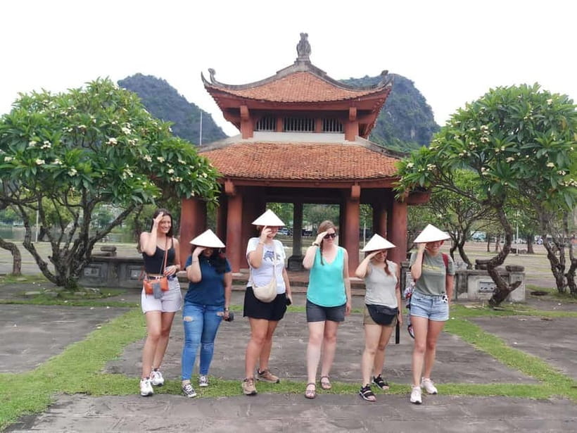 Hanoi/Ninh Binh: Tam Coc, Hoa Lu & Mua Caves Full-Day Trip - Vietnamese lunch and a practical pause