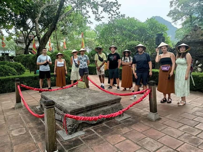 Hanoi/Ninh Binh: Tam Coc, Hoa Lu & Mua Caves Full-Day Trip - How the guides shape the day