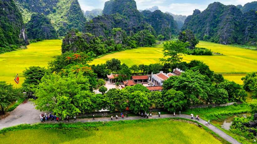 Hanoi/Ninh Binh: Tam Coc, Hoa Lu & Mua Caves Full-Day Trip - The Hanoi pickup and long road south