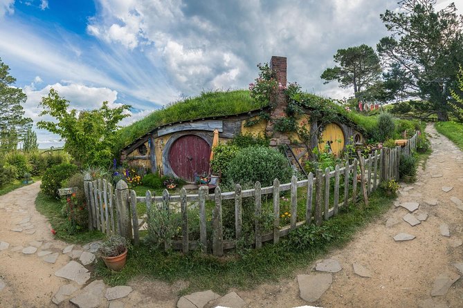 Hobbiton & Waitomo Caves Guided Day Trip from Auckland incl lunch - A Green Dragon drink and a Kiwi-style lunch