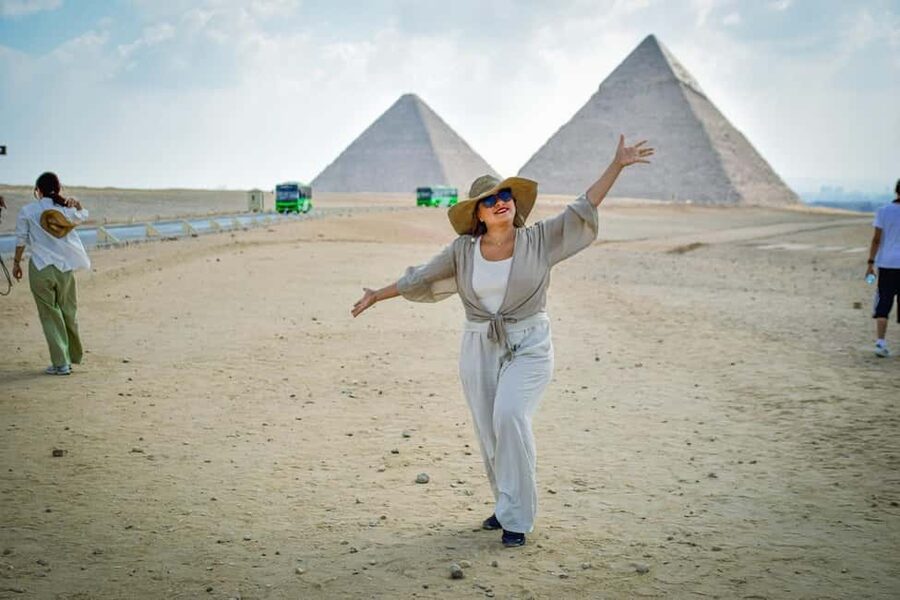 Hurghada: Cairo Pyramids, Sphinx & Egyptian Museum Day Trip - The Great Sphinx and its quiet power
